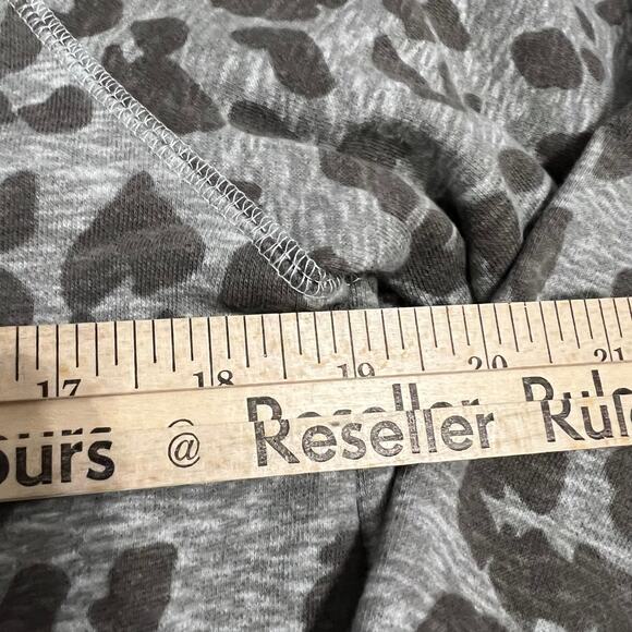 Old Navy Women’s Leopard Print Sweatshirt size Small - Picture 4 of 4